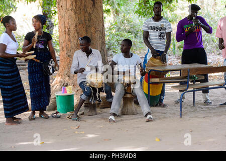 Kaguit vil., SENEGAL - Apr 30, 2017: Unbekannter Diola Männer das Schlagzeug spielen, während ein traditioneller Tanz Kumpo in einem heiligen Wald in der Nähe von Kaguit Dorf Stockfoto