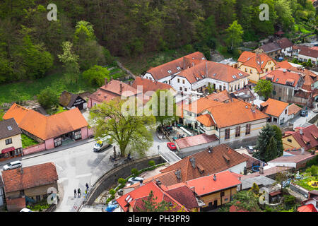 Karlstejn, tschechische Republik - 3. Mai 2017: Karlstejn Dorf Blick aus der Vogelperspektive. Es ist eine Stadt in der Mittelböhmischen Region der Tschechischen Republik Stockfoto