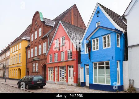 Flensburg, Deutschland - 10. Februar 2017: Street View von alten deutschen Stadt mit bunten Häusern Stockfoto