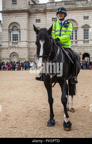 London, Großbritannien, 29. Oktober 2017: Mounted Police Officer außerhalb der Horse Guards in Whitehall in London Stockfoto