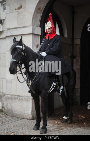 London, Großbritannien, 29. Oktober 2017: Trooper der Household Cavalry auf schwarzem Pferd steht in der Nähe der Horse Guards in Whitehall in London Stockfoto