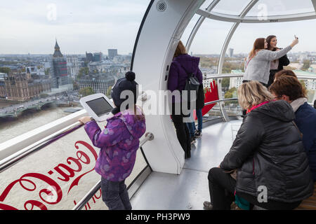 London, Großbritannien, 31. Oktober 2017: Touristen sind in der Kabine von London Eye Riesenrad montiert auf der South Bank der Themse in Lon Stockfoto