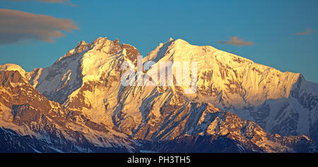 Ganesh Himal Bergkette im goldenen Licht des Sonnenaufgangs. Der Himalaya, Langtang, Nepal Stockfoto