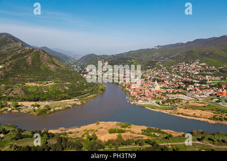 Flüsse Kura und Aragvi zusammen, in der Nähe des Dschuari Kloster, in Mtskheta, Georgia. Stockfoto