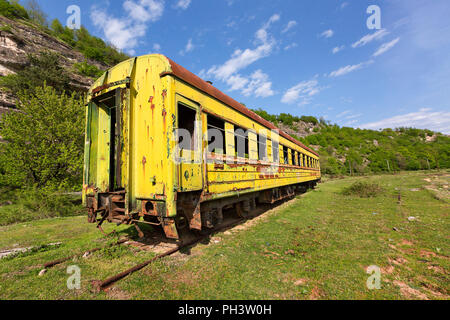 Verlassene russische Zugwagen aus der Sowjetzeit in Georgien, Kaukasus Stockfoto