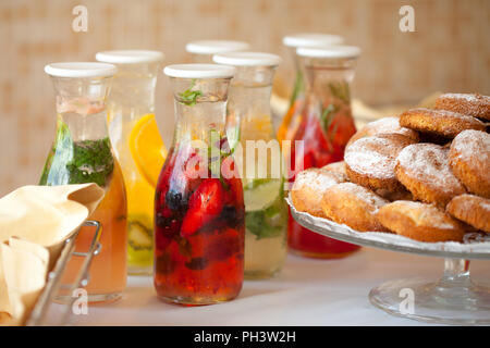 Obst Getränke und Kekse auf dem Tisch Stockfoto