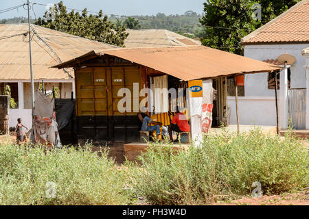 Straße nach Bissau, GUINEA B.-Mai 1, 2017: Unbekannter lokaler zwei Männer sitzen in der Nähe des Abschaltdrucks in einem Dorf in Guinea Bissau. Immer noch viele Menschen im Land Stockfoto