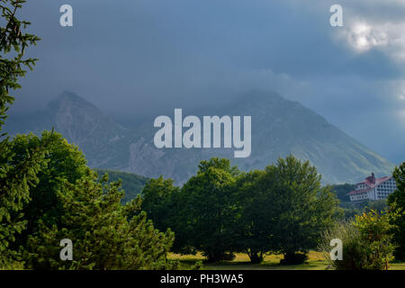 Eine spektakuläre Aussicht vom Nebel bedeckt, über die Gran Sasso d'Italia in Prati Di Tivo, Prato Provinz, Region Abruzzen Stockfoto