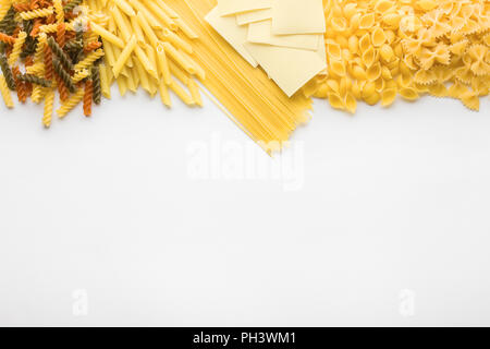 Pasta unterschiedlicher Art, auf weißem Hintergrund, kopieren Raum Stockfoto
