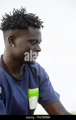 ORANGO INSEL, GUINEA BISSAU - Mai 3, 2017: Unbekannter lokaler Mann mit Zöpfen blickt auf der Insel Orango, Guinea Bissau Stockfoto