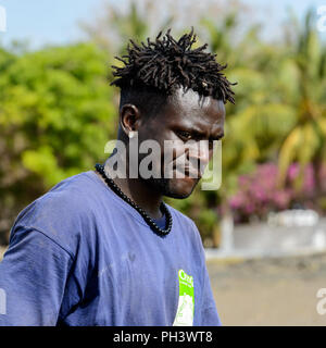 ORANGO INSEL, GUINEA BISSAU - Mai 3, 2017: Unbekannter lokaler Mann mit Zöpfen blickt auf der Insel Orango, Guinea Bissau Stockfoto