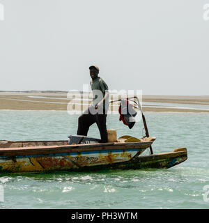 ORANGO INSEL, GUINEA BISSAU - Mai 3, 2017: Unbekannter lokaler Mann segelt in einem Boot auf der Insel Orango, Guinea Bissau Stockfoto