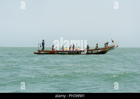 ORANGO INSEL, GUINEA BISSAU - Mai 3, 2017: Unbekannter lokaler Leute segeln Sie in einem Boot auf die Insel Orango, Guinea Bissau Stockfoto