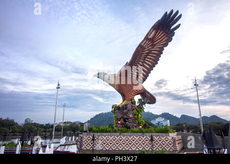 Das rötlich-braune eagle Skulptur an Dataran Lang war als ein Wahrzeichen der Insel Langkawi, Kuah Town, Malaysia gelegen, ist ein beliebter Touris Stockfoto