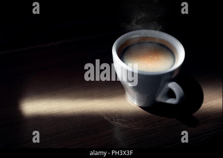 Heißer Kaffee Cappuccino Tasse mit Milch Schaum auf Holz Tisch Hintergrund Stockfoto