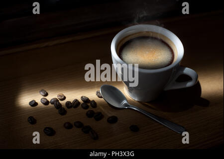 Heißer Kaffee Cappuccino Tasse mit Milch Schaum auf Holz Tisch Hintergrund Stockfoto