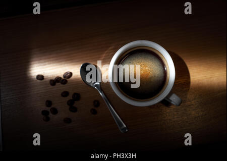 Heißer Kaffee Cappuccino Tasse mit Milch Schaum auf Holz Tisch Hintergrund Stockfoto