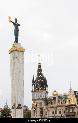 Statue von Medea auf dem Europaplatz, die Medea, Frau von Jason in der griechischen Mythologie, mit dem Goldenen Vlies, in Batumi, Georgia, darstellt Stockfoto