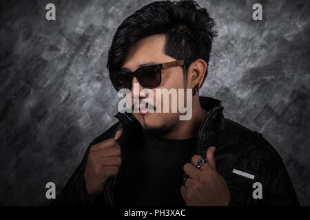 Portrait von biker Mann in Schwarz Leder Jacke Stockfoto