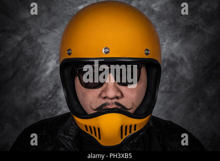 Nahaufnahme der Biker Mann in Motorrad Helm und schwarze Lederjacke Stockfoto