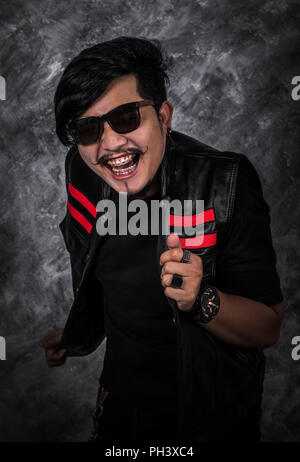 Freundliche biker Mann in Schwarz Leder Jacke Stockfoto