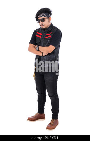 Biker Mann in Schwarz Leder Jacke mit verschränkten Armen auf weißem Hintergrund Stockfoto