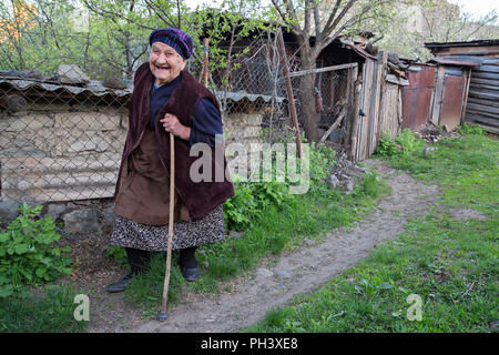 Georgische ältere Dame gehen und lächelnd in Akhaltsikhe, Georgia. Stockfoto