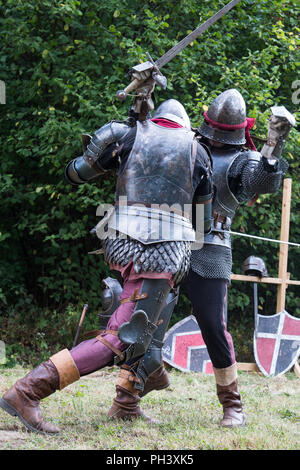 Rudabányácska, Ungarn. 25 August, 2018. Männer gekleidet, wie Ritter von Füzér eine Anzeige an einem Dorf Sommerfest. Stockfoto