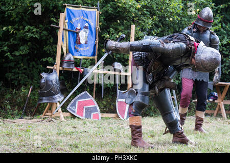 Rudabányácska, Ungarn. 25 August, 2018. Männer gekleidet, wie Ritter von Füzér eine Anzeige an einem Dorf Sommerfest. Stockfoto