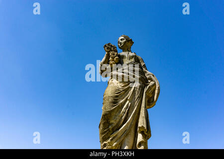 Berlin, Deutschland, 14. Mai 2018: weibliche Statue am Schloss Charlottenburg Stockfoto