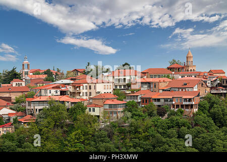 Traditionelle Häuser mit roten Dachziegeln in der Stadt Sighnaghi, in Georgien, Kaukasus Stockfoto