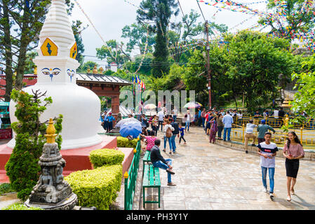 Kathmandu, Nepal - Juli 15, 2018: goldene Statue von Buddha und der Welt den Frieden Teich an Monkey Tempel Swayambhunath Stupa, Kathmandu, Nepal. Münzen sind Stockfoto