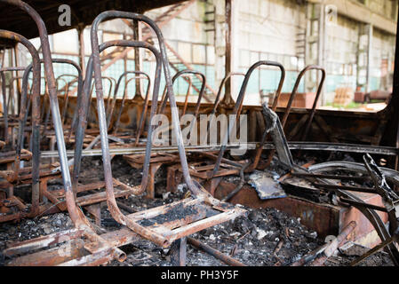 Folgen eines Brandes im Bus, Unfall. Scorched Sitze, beschädigt, Schwärze um, innen Bus Stockfoto