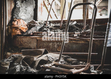 Nach dem Brand, folgen. Scorched Sitze im hinteren Teil des Busses, beschädigt, innen Bus, Matt straffende Wirkung Stockfoto