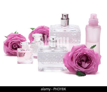 Verschiedene Düfte für Frauen. Close-up von Parfüms mit Rosen auf weißem Hintergrund Stockfoto