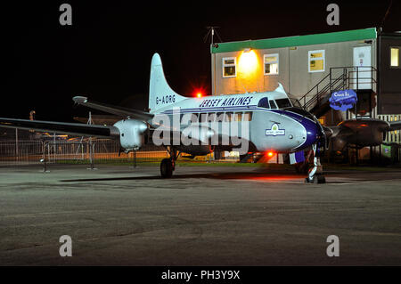 Jersey Airlines de Havilland DH 114 Sea Heron C1 G-AORG vintage Ebene laufenden Motoren, die in der Nacht. Zuvor XR441 mit Royal Navy Stockfoto