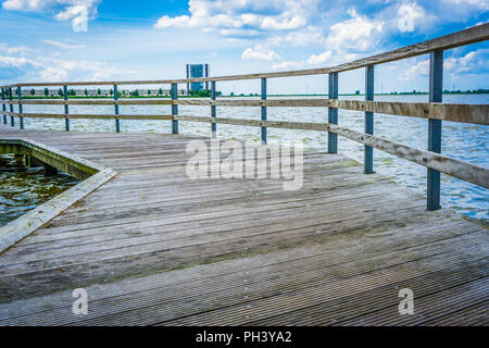 Big Pier mit Wasser und mit Blick auf die Stadt Stockfoto