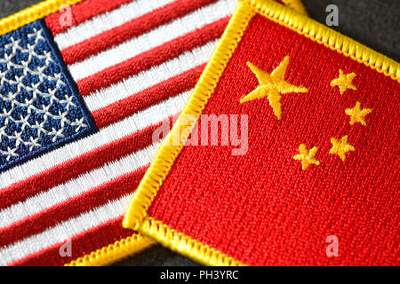 Flaggen der USA und China, Tarif Krieg Stockfoto