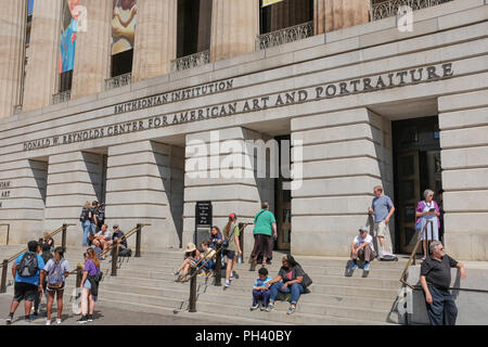 Besucher warten die Donald W. Reynolds Mitte für amerikanische Kunst und Porträts zu geben, Teil der Smithsonian Institution in Washington, DC. Die cent Stockfoto