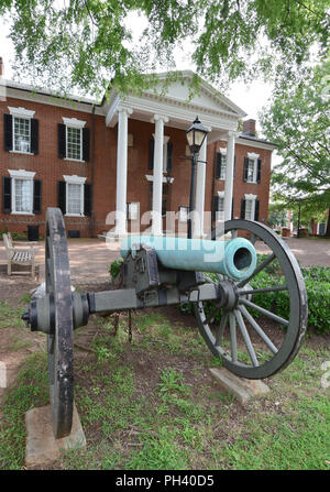 Ein Bürgerkrieg Cannon vor der Albemarle County Courthouse in Charlottesville, Virginia, USA. Stockfoto