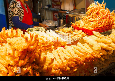 Frittierte Garnelen (Tempura Garnelen) an Daepo Hafen in Sokcho Korea Stockfoto
