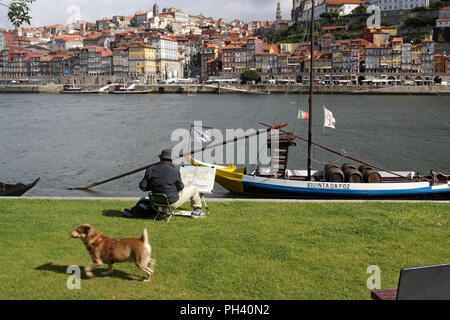 Porto, Portugal - 26. Mai 2012: Ribeira do Porto als vom gegenüberliegenden Ufer des Douro Flusses, der Partnerstadt von Vila Nova de Gaia gesehen, sehen in der Stockfoto