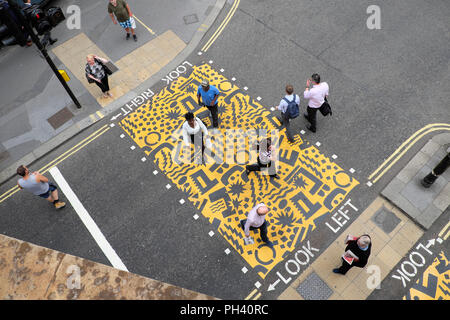 "Bunten Kreuzungen" Pop Art installation Zebrastreifen in der Nähe der Buche Street Tunnel & Barbican Station, Kulturmeile, Stadt London UK KATHY DEWITT Stockfoto