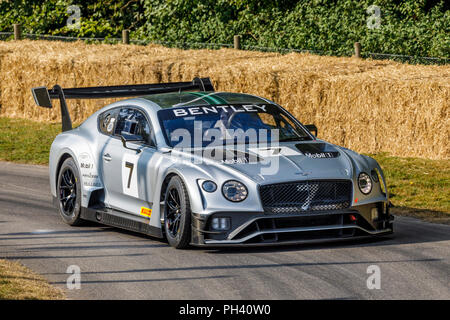 2018 Bentley Continental GT3 mit Fahrer Guy Smith am Goodwood Festival 2018 von Geschwindigkeit, Sussex, UK. Stockfoto