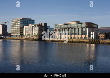 Moderne Büros auf Donegal Kai von Cushnahan Quay an einem klaren Wintertag gesehen Stockfoto