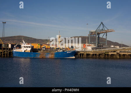 Die großen blauen Fischtrawler günstig auf Albert Quay mit Güterverkehr in der Nähe Stockfoto