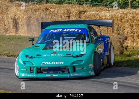 1995 Mazda RX-7 Formula Drift Auto mit Fahrer James Deane brennendes Gummi am Goodwood Festival 2018 von Geschwindigkeit, Sussex, UK. Stockfoto