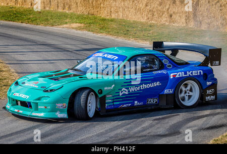 1995 Mazda RX-7 Formula Drift Auto mit Fahrer James Deane brennendes Gummi am Goodwood Festival 2018 von Geschwindigkeit, Sussex, UK. Stockfoto