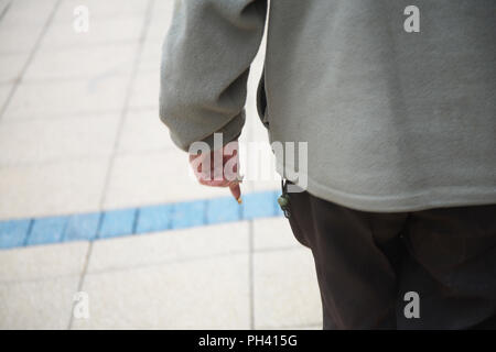 Old Mans Fingernägel aus hinter Stockfoto