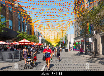 Dekorationen und kein Verkehr im Gay Village auf der Rue Sainte-Catherine in Montreal, QC, Kanada Stockfoto